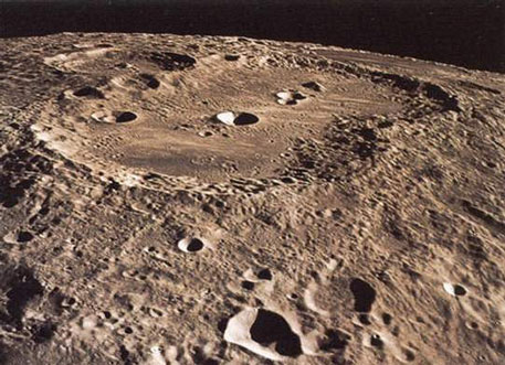 Поверхность Луны с орбиты