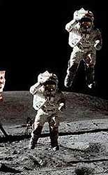 Реальный прыжок астронавта на поверхности Луны
